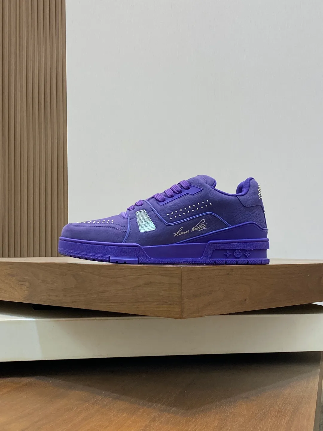 Men's men's shoes 💰820 Lujia New Color Men's 🧍‍♂️trainer sneakers, this LV Trainer sneaker is made of soft grained calfskin, showing pure tones, the #54 logo on the back traces the brand's birth in 1854, the designer's handwritten brand logo embellishes one side, designed by Virgil Abloh himself, a very commemorative sneaker, the new LV Louis Vuitton louis vuitton trainer sneaker low casual sports culture versatile basketball sneakers Size: 35-46 (customized for women 40, men 46)